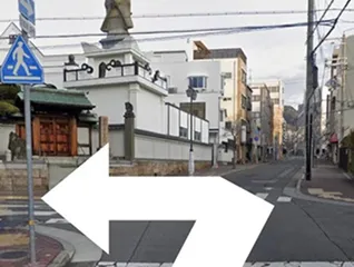 本寿寺が見える十字路を左に曲がる