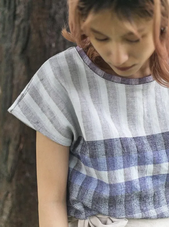 播州織のトップスを着た女性の上半身