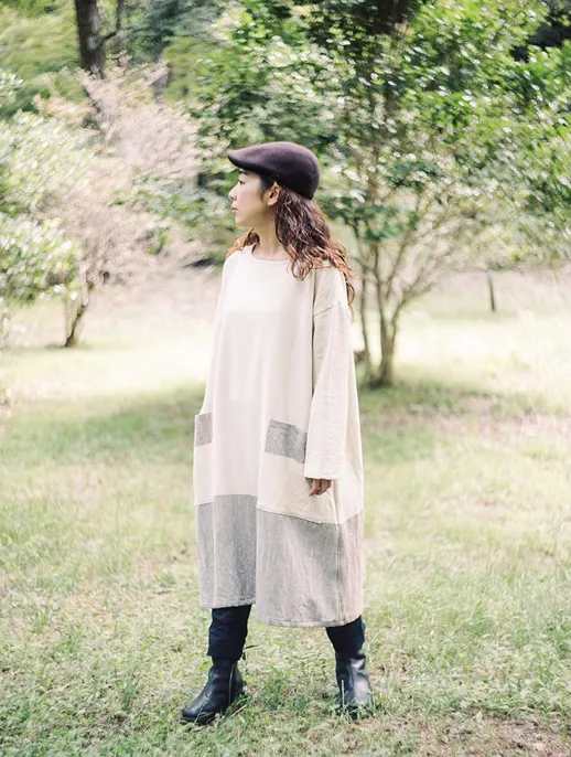 播州織のワンピースを着て森の中に立つ女性の全身コーデ