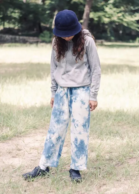 厚手のウール生地に藍染をしたパンツを履いている女性